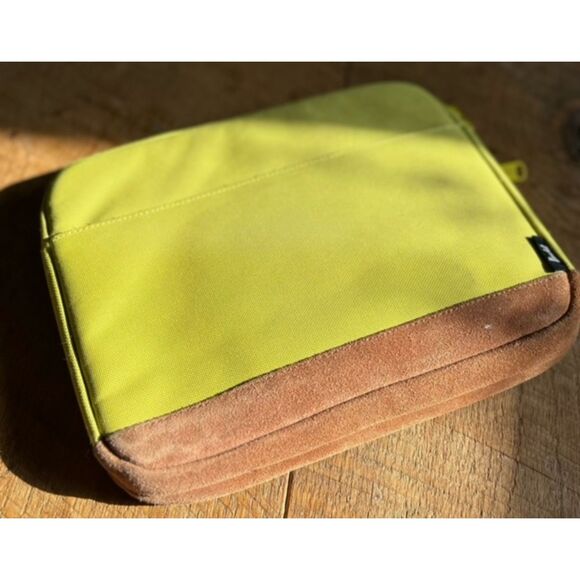 Herschel Tech Sleeve - Green - leather bottom - Picture 2 of 8